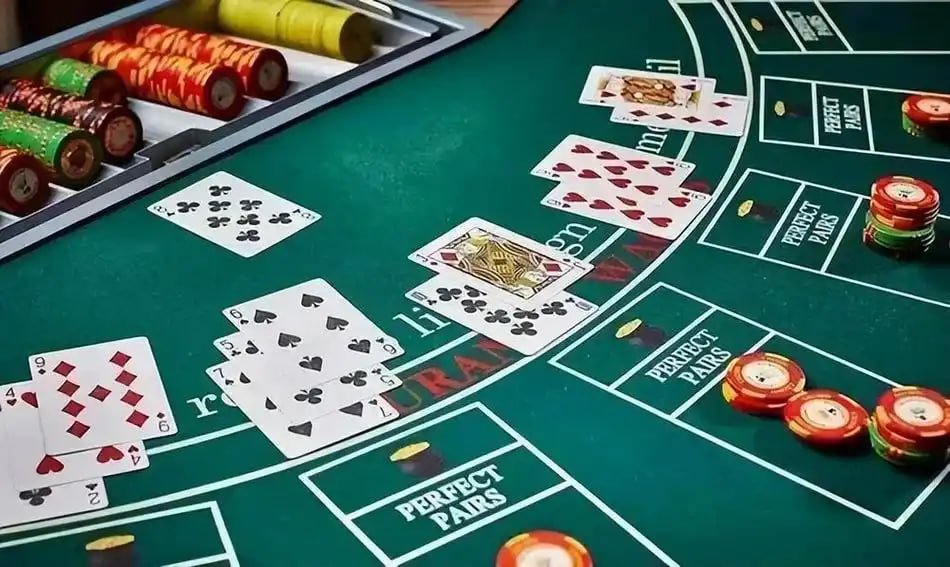 Simbol dan fitur bonus Jurassic Kingdom